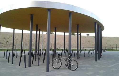 Inspiracja: parking dla rowerów przy PGE Arena w Gdańsku (źródło: miastowruchu.pl).