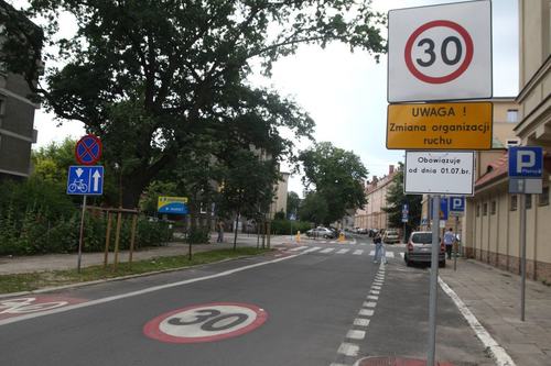 Inspiracja: strefa „tempo 30” w Poznaniu (źródło: www.fakt.pl).